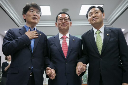 새누리당 김도읍 원내수석부대표(가운데), 더불어민주당 박완주 원내수석부대표(왼쪽), 김관영 국민의당 원내수석부대표가 10일 오후 서울 여의도 국회 의원회관에서 박근혜 대통령과 여야 신임 원내지도부 회동 의제 조율을 위한 논의를 하고 있다. 사진= 연합뉴스